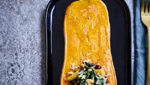 Gevulde butternut met wilde rijst, gedroogde abrikozen en walnoten