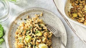 Winterse volkorenmacaroni met witloof, prei en pangrattato