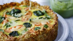 Glutenvrije quiche met wortelen, spinazie en pesto