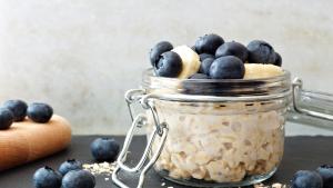 Overnight oats met banaan en blauwe bessen