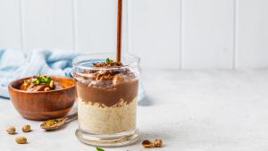 Overnight oats met avocado-chocolademousse en pistaches