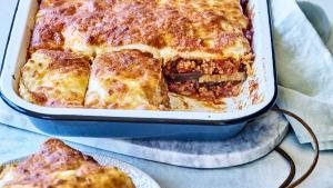 Lasagne met aubergine, gehaktsaus en mozzarella