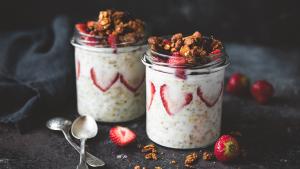 Overnight oats met aardbeien en granola