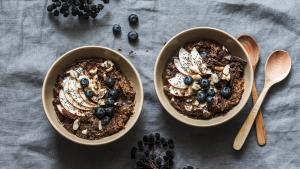 Overnight oats met chocolade, appel en blauwe bessen