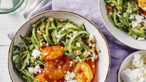 Courgetti met scampi's in tomatensaus en feta
