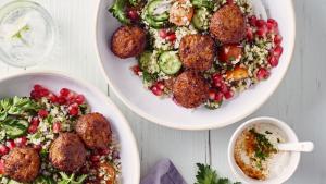 Bulgursalade met falafel en yoghurtdressing