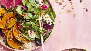 Salade met geroosterde butternut en bietjes, hartige granola en dressing van blauwe kaas