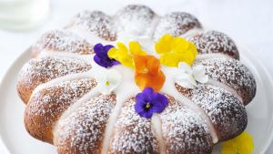 Cakebloem met citroenglazuur en viooltjes