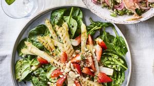 Salade met gegrilde witte asperges en aardbeien