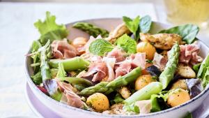 Salade met kippenreepjes, prosciutto en groene asperges