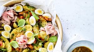 Mediterrane salade met krieltjes, kwarteleitjes en rosbief