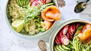 Poké bowl met bulgur en gerookte zalm