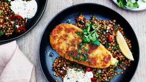 Courgetteschnitzel met linzen-kruidensalade en yoghurtdressing