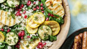 Parelcouscoussalade met courgette, halloumi en citroen-dilledressing