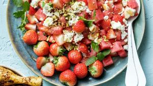 Watermeloen-aardbeisalade met gegrilde feta