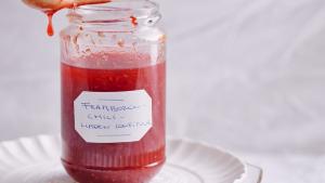 Frambozenconfituur met chili en geraspte limoenschil