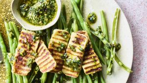 Boontjes met driekruidenpesto, pistachenootjes en halloumi