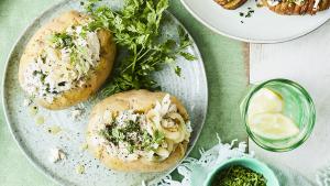 Gepofte aardappel met ricotta, gekaramelliseerde ui en gerookte makreel