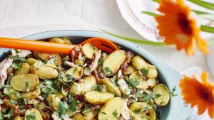 Aardappelsalade met kip, spek en augurk