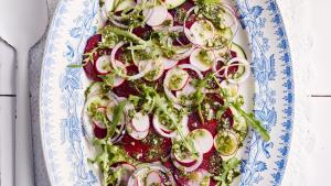 Carpaccio van bietjes, courgette en radijs met pestodressing