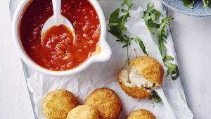 Arancini met tomatensaus