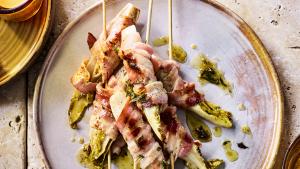 Witloof-spekbrochettes met rozemarijnolie