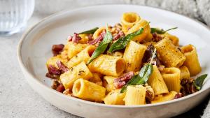 Pasta met pompoensaus en noten-saliecrunch