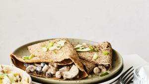 Hartige pannenkoeken met paddenstoelen en truffeltapenade