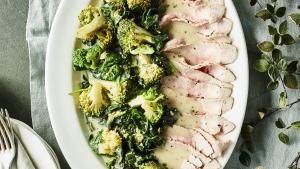 Kalfsgebraad met broccoli en spinazie in romige mosterdsaus