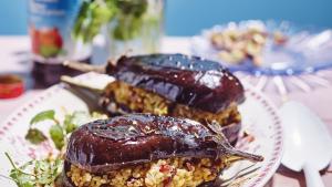 Gepofte aubergines gevuld met baba ganoush, bulgur en feta