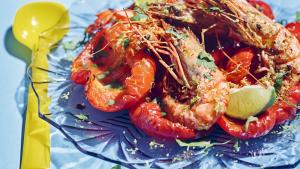 Gestoofde paprika's met gamba’s en limoenyoghurt