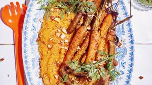 Tandooriwortelen met witte bonen, pesto van wortelloof en merguez