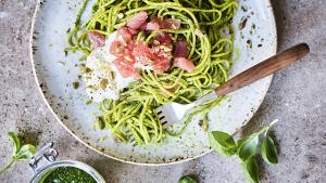 Tagliolini met basilicumpesto, straciatella en tonijn