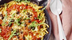 Macaroni arrabbiata met mozzarella, kappertjes en pijnboompitten