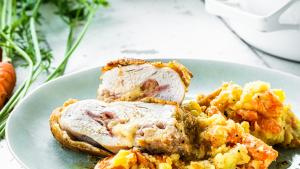 Cordon bleu met gegrilde ham en raclettekaas, met wortelstoemp