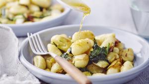 Gebakken gnocchi met prei, spinazie en bruine boter