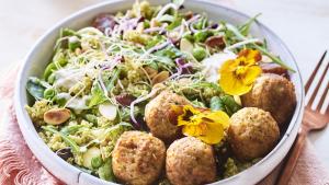 Volkoren speltcouscous met pesto, falafel en yoghurt-tahindressing