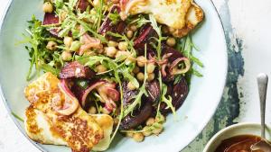 Gekaramelliseerde rode biet met halloumi en een vinaigrette van rode ui en marmelade