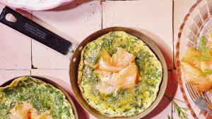 Omelet met groene kruiden en gerookte zalm