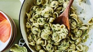 Pasta met tuinbonenpesto en gerookte zalm