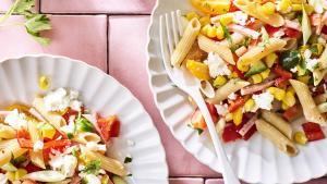 Salade van volkorenpenne met feta en ham