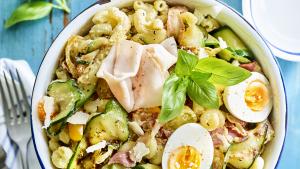 Pastasalade met avocado-parmezaandressing, pancetta en gerookte kip
