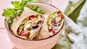 Wraps met vegan 'kip'-stukjes en guacamole