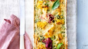 Quiche met zoetzure bloemkool, erwtjes en krokante prosciutto