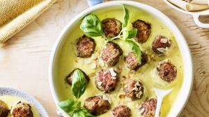 Gehakt-champignonballetjes met gelepaprikasaus en speltpasta