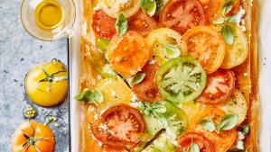 Filotaart met een laagje gekruide mascarpone en gekleurde tomaten