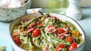 Rijstovenschotel met pesto, kerstomaatjes, boontjes en spek