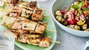 Zalm-halloumi­spiesjes met pasta pesto en gemarineerde tomaatjes