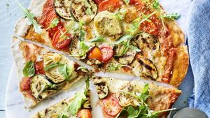 Havermoutpizza met artisjok en gegrilde courgette