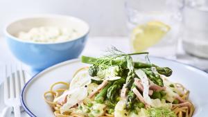 Volkorenpasta met ham, venkel en groene asperges